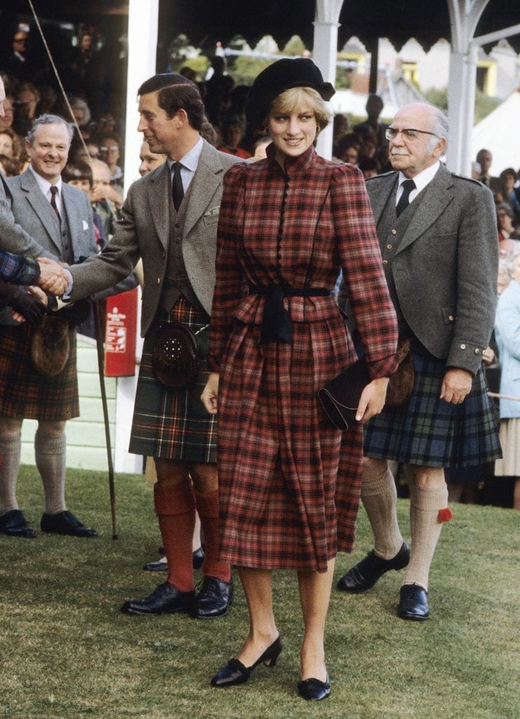 Diana, princesa de Gales, con vestido de tartán de Caroline Charles, 1981.