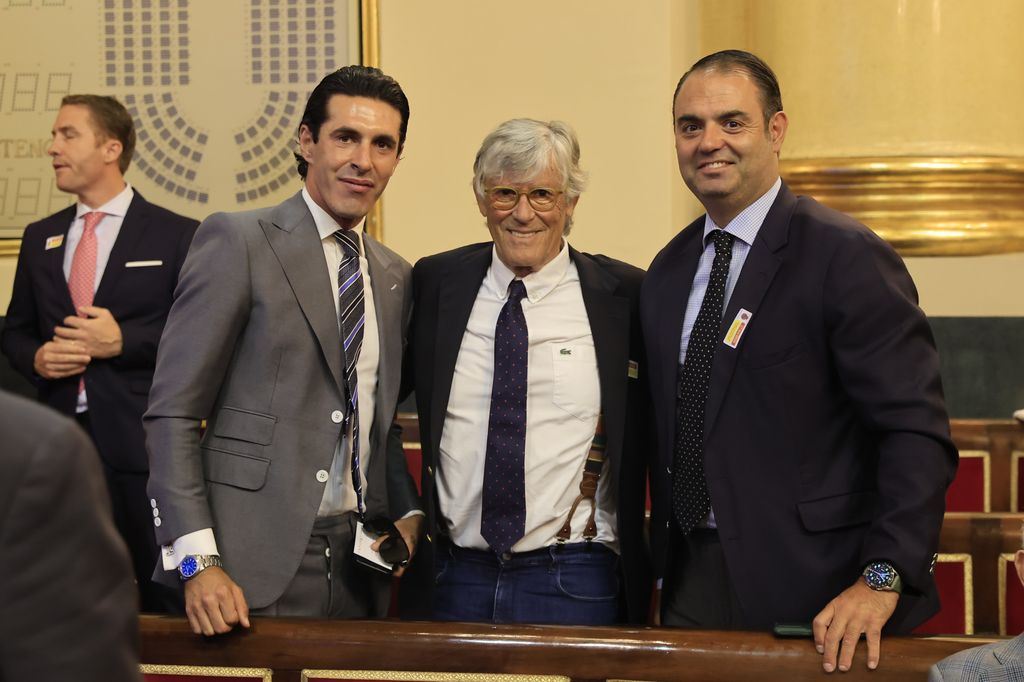 Alejandro Talavante (izquierda) en la entrega del Premio Nacional de Tauromaquia a Curro Vazquez