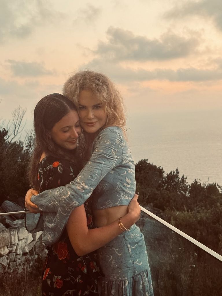 Nicole pasó el verano con sus hijas y algunos de sus seres queridos, mientras Keith estaba de gira. En esta foto aparece con Sunday Rose