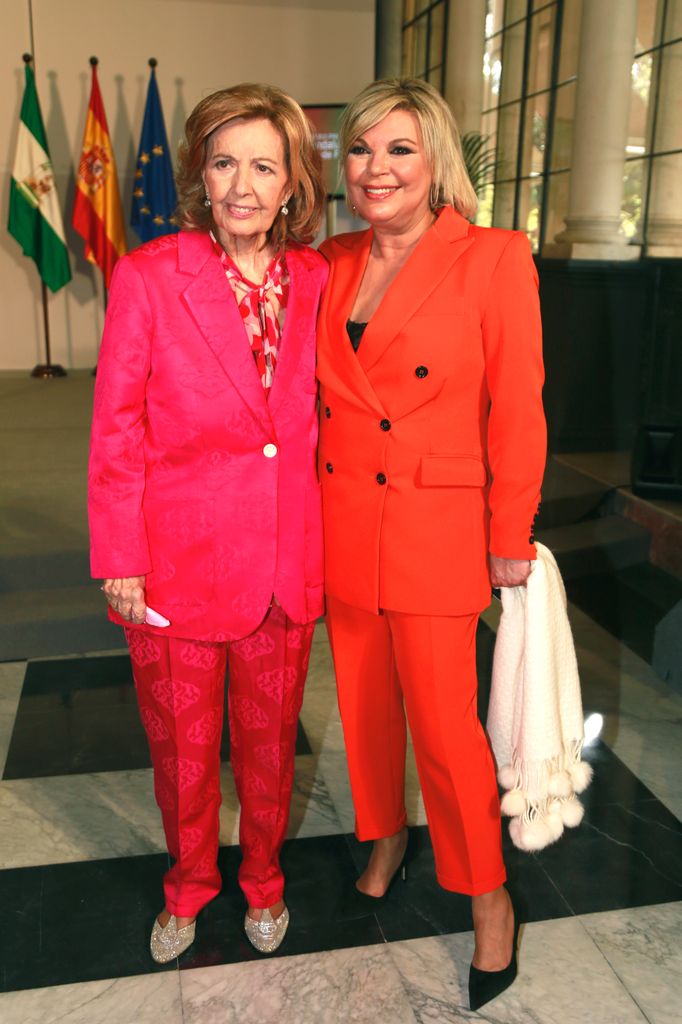 Plano entero de Maria Teresa Campos y Terelu posando juntas