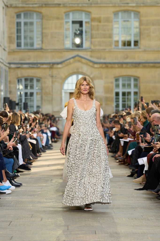 Laura Dern camina la pasarela en París.
