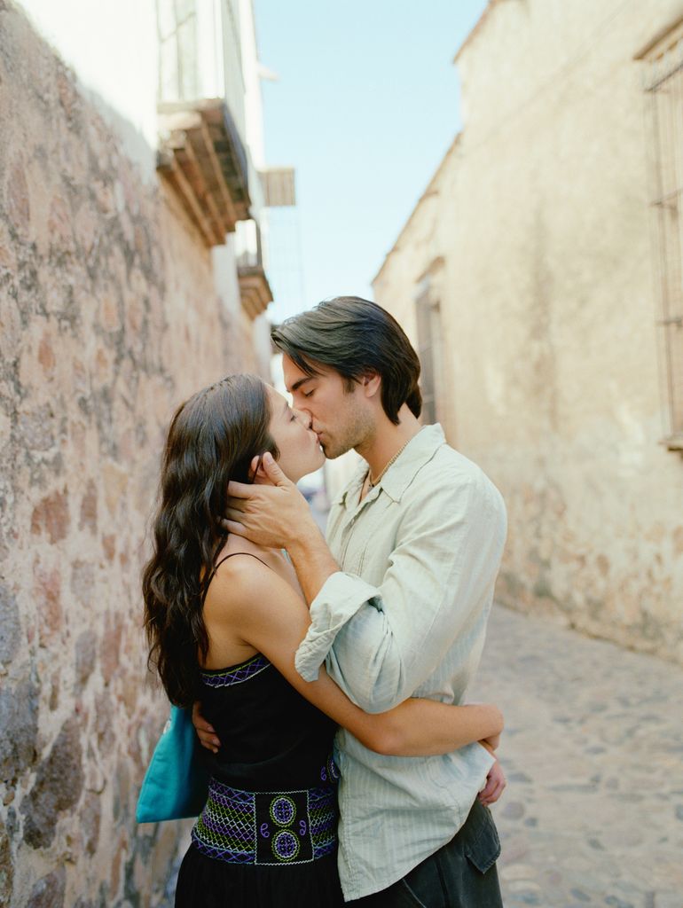 pareja besandose