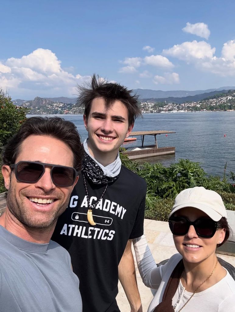 Santiago, también recibió la felicitación de la novia de su papá, Angelique Boyer.