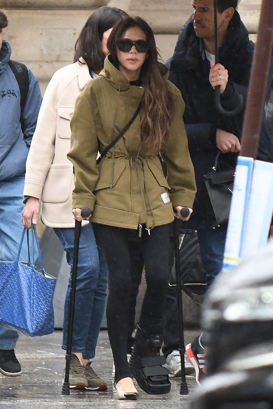 Victoria Beckham con muletas en París