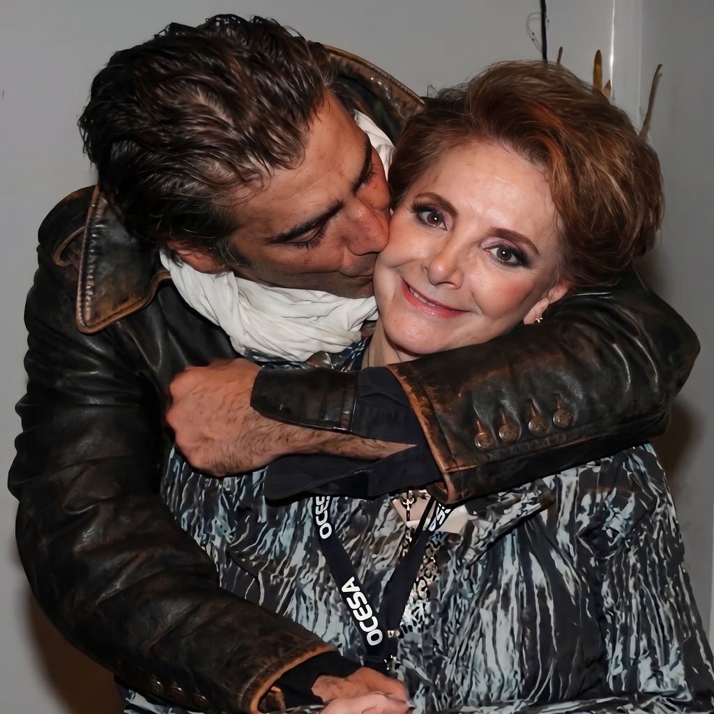 Alejandro Fernández abrió su álbum de recuerdos junto a su mamá, Cuquita Abarca.