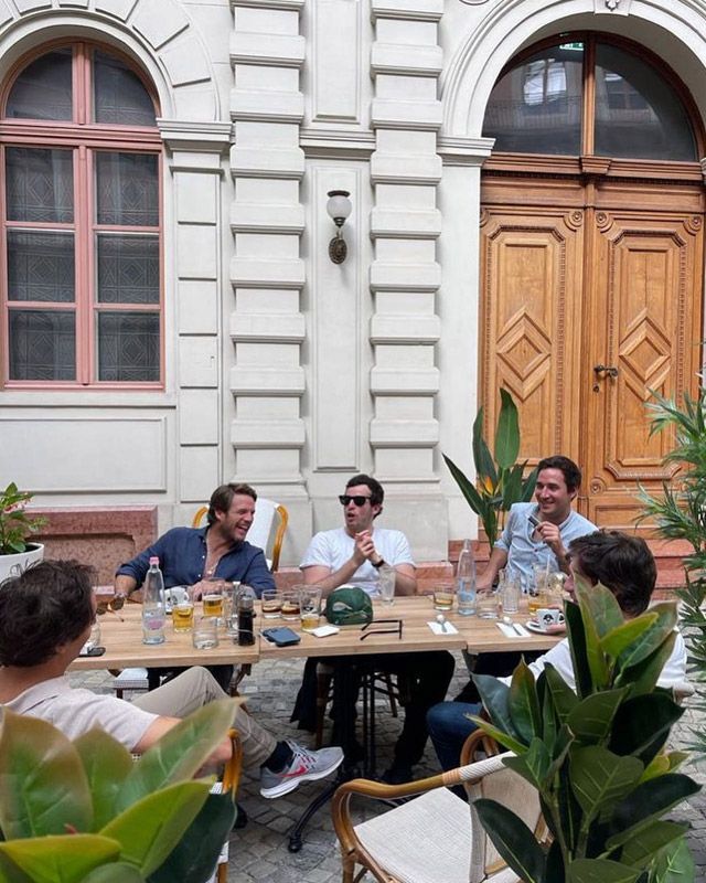 Íñigo Onieva junto a sus amigos en Budapest