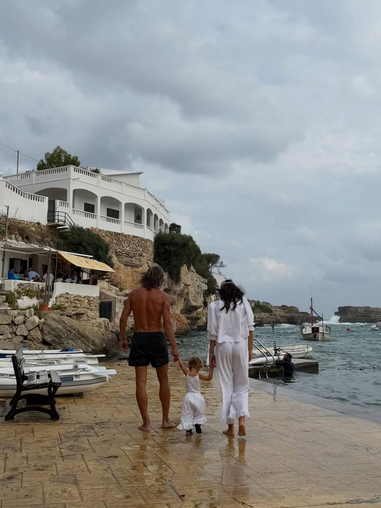 Marcos Llorente disfruta de unos días de descanso en Menorca junto a su mujer, Paddy, y su hija, Amor, después de anunciar su decisión de cerrar su etapa con la Selección española a los 31 años