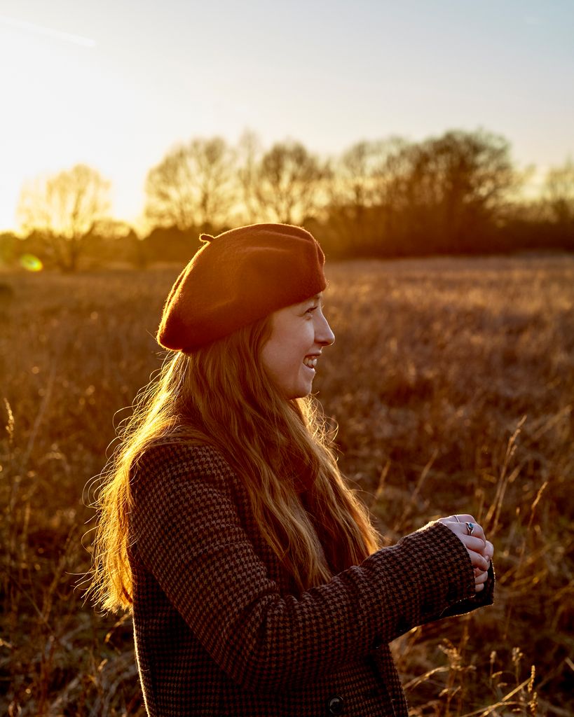 chica sonriendo campo