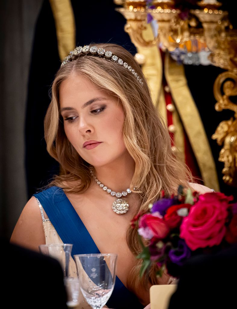 Amalia de Holanda junto a la bandeau de diamantes 