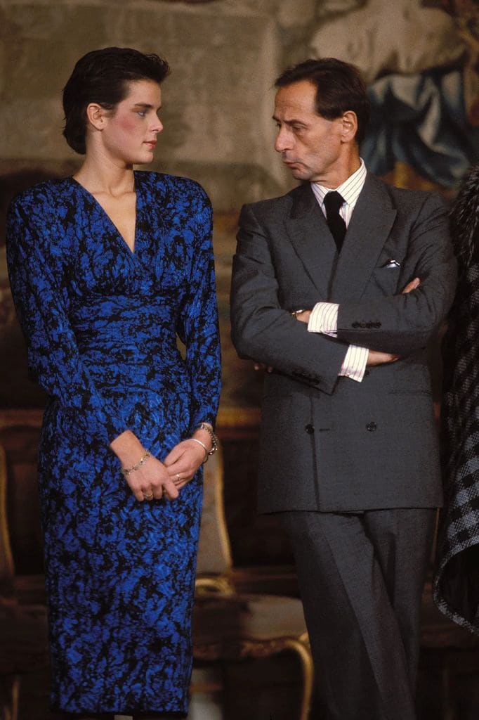 Estefanía de Mónaco con Marc Bohan en Paris, 1984.