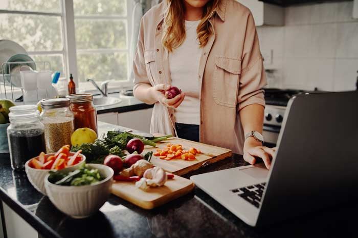 mujer cocinando