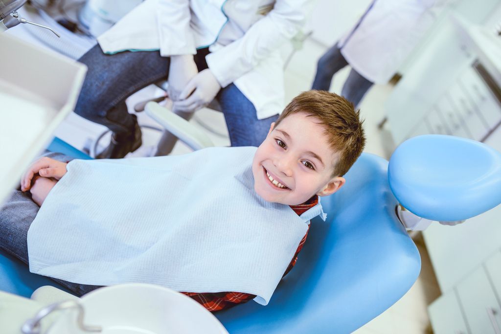 Niño sonriente en la consulta del dentista