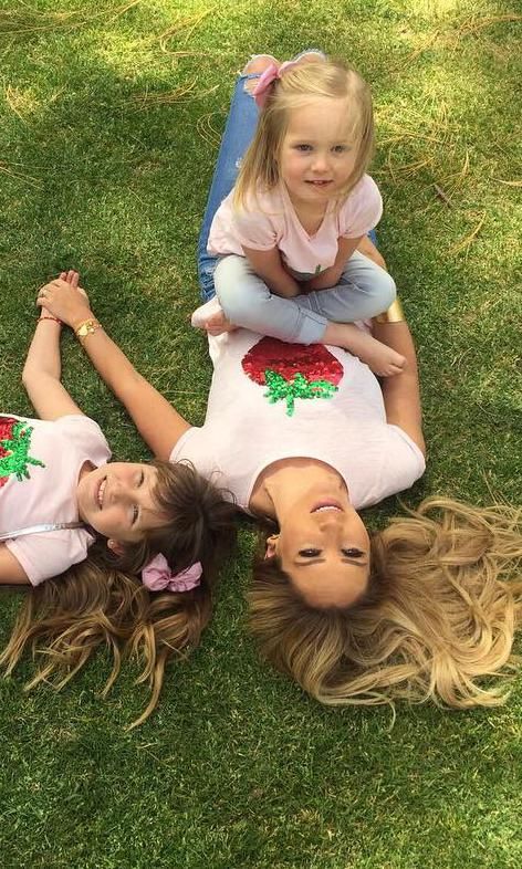 Geraldine Bazán y sus hijas