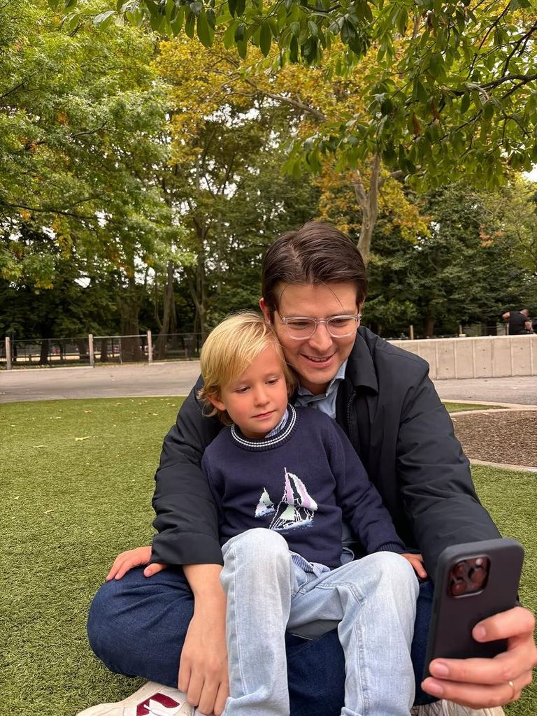 Miguel Uribe Turbay con el pequeño Alejandro.