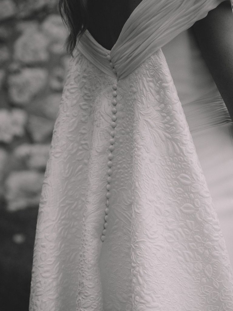 Vestido de novia de Valenzuela Atelier con cola brocada de flores