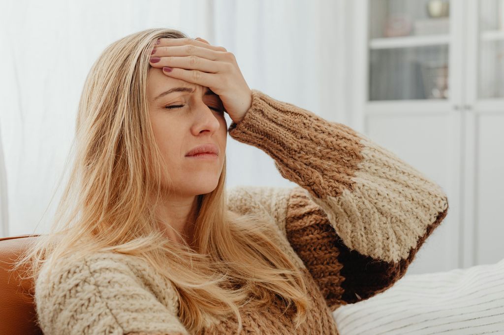 Chica joven con dolor de cabeza o migraña