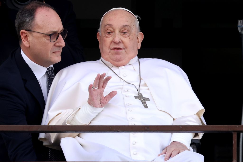 El papa Francisco en su última aparición el domingo de Pascua en Roma