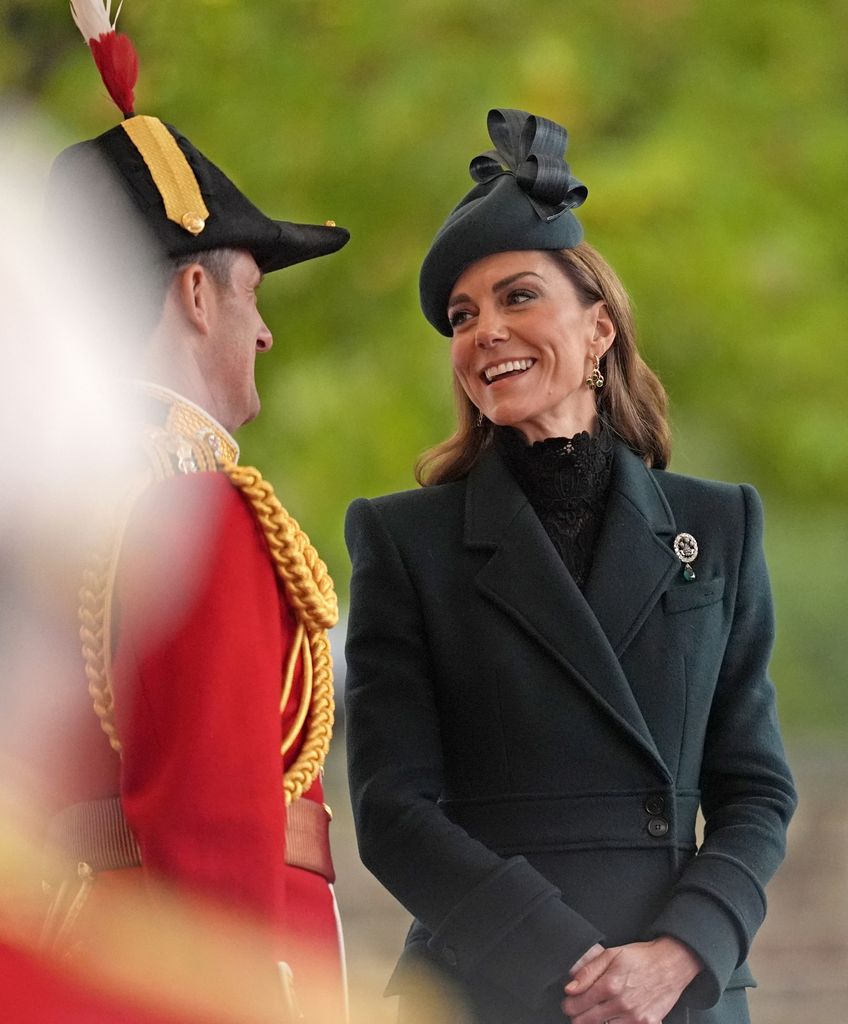 Kate Middleton con el broche del príncipe de Gales 