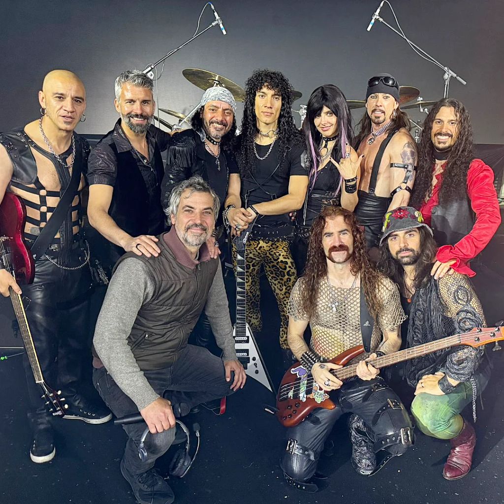 Guillermo Furiase, abajo a la derecha, junto a sus compañeros en la película
‘Mägo de Oz’, sobre la banda de folk rock española.