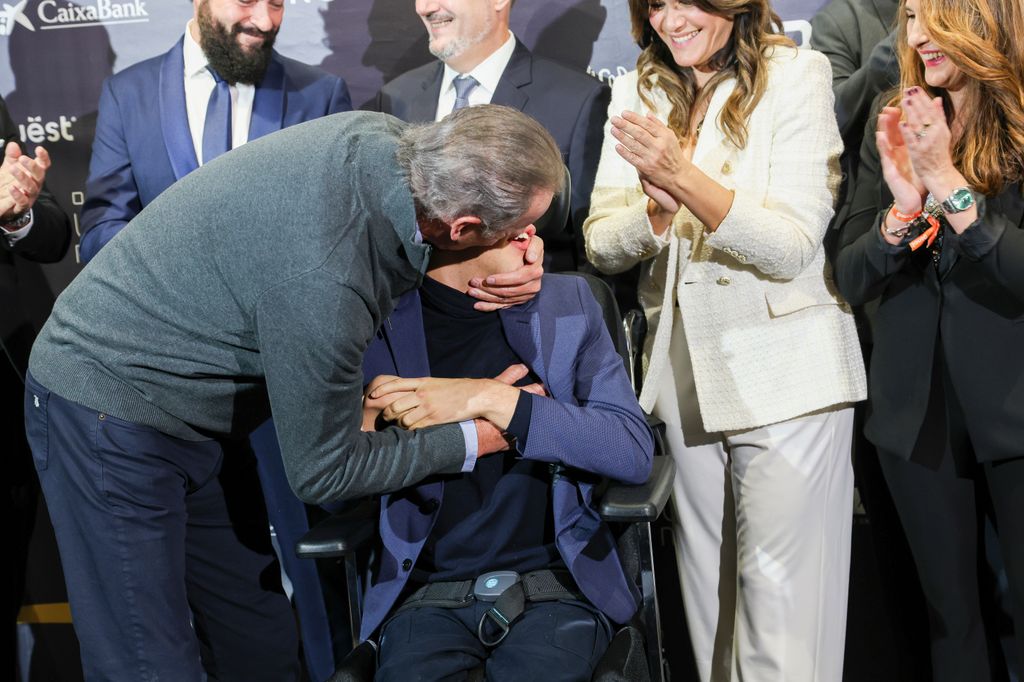 Plano medio de Bertín Osborne dando un beso a Kike Osborne