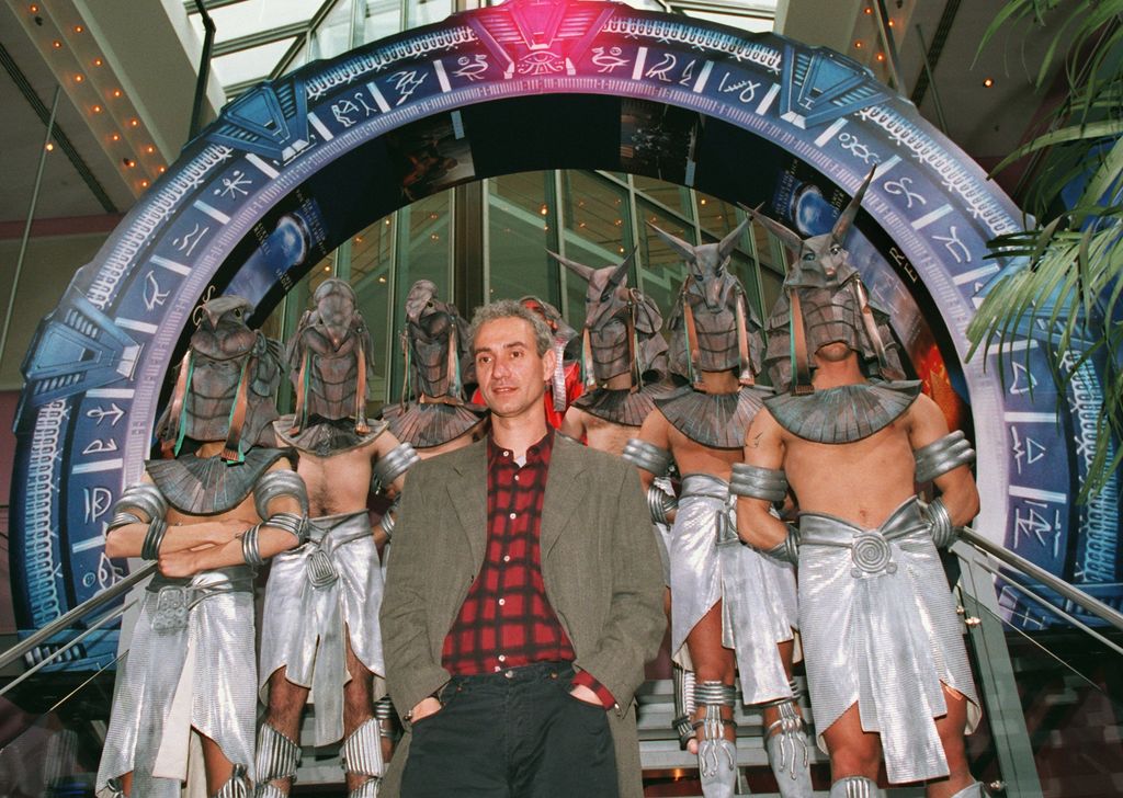 El director alemán Roland Emmerich posa junto a los personajes de su película de ciencia ficción "Stargate", que presentó en Múnich el 3 de marzo de 1995