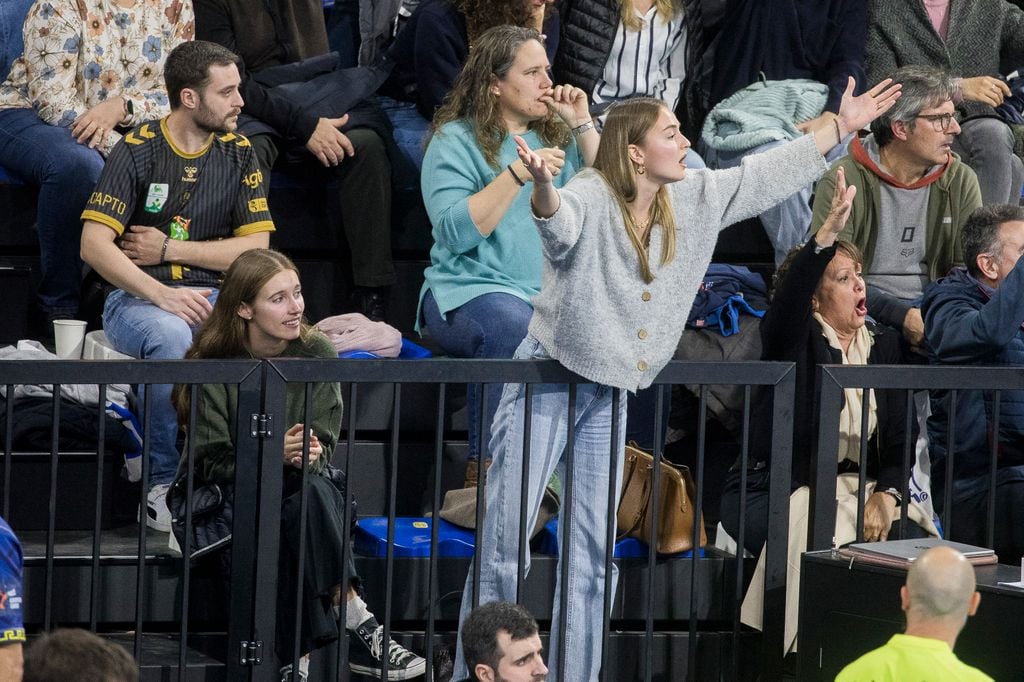 Plano medio de Irene Urdangarín y Johanna Zott viendo a Pablo Urdangarín en un partido