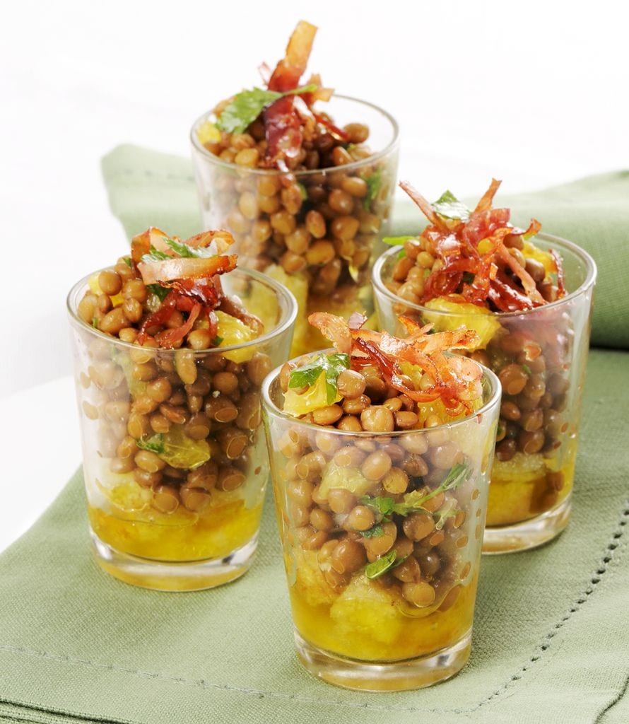 Vasitos de ensalada de lentejas, naranja y jamón.