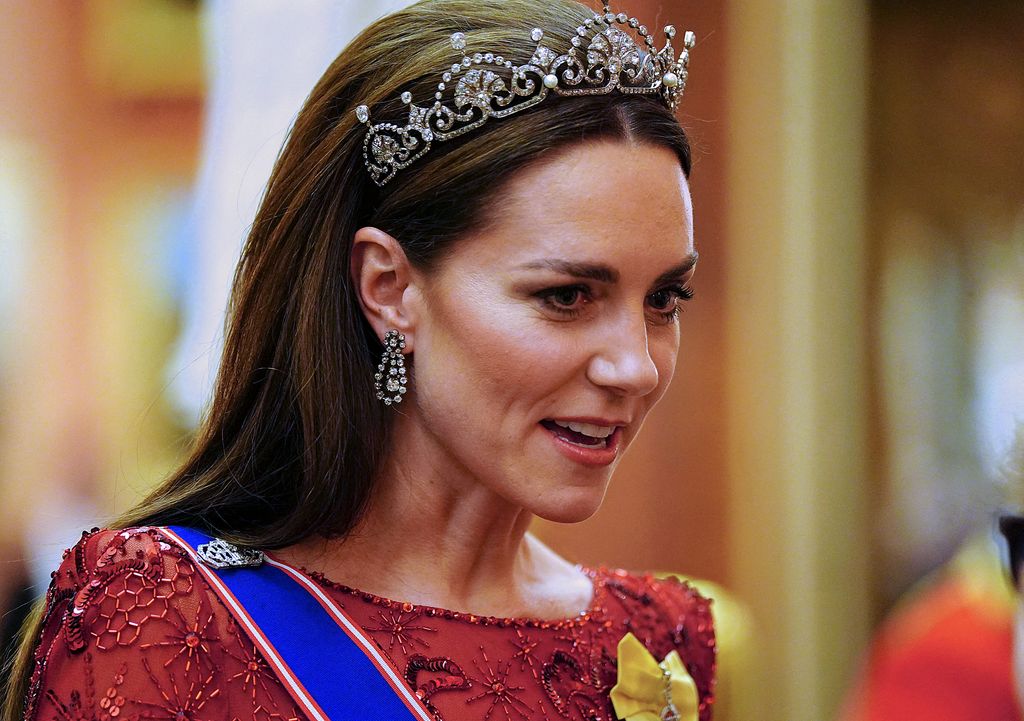 La princesa de Gales junto a la tiara Flor de Loto
