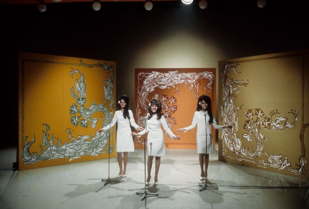 El grupo femenino The Ronettes (de izquierda a derecha, Nedra Talley, Veronica Bennett y Estelle Bennett) actuó en el programa musical 'Hullabaloo' de NBC TV en abril de 1965, en la ciudad de Nueva York, Nueva York.