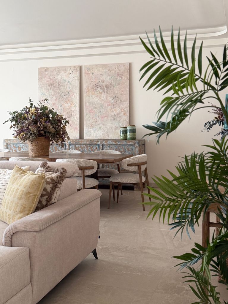 Díptico en un salón-comedor elegante