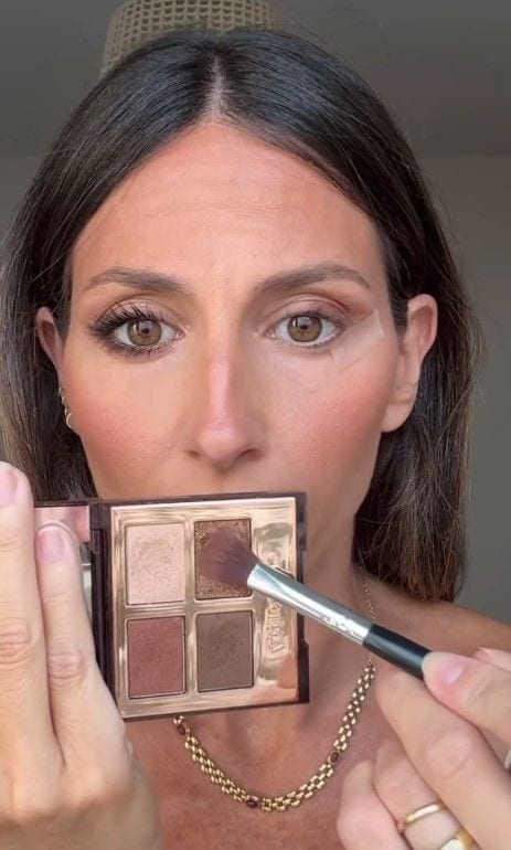 María Borbolla en un tutorial de ahumado de ojos