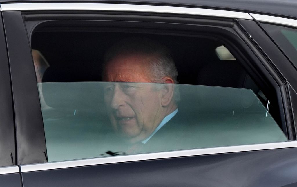 King Charles III is driven by car from Clarence House, his London home, along The Mall towards Buckingham Palace. 