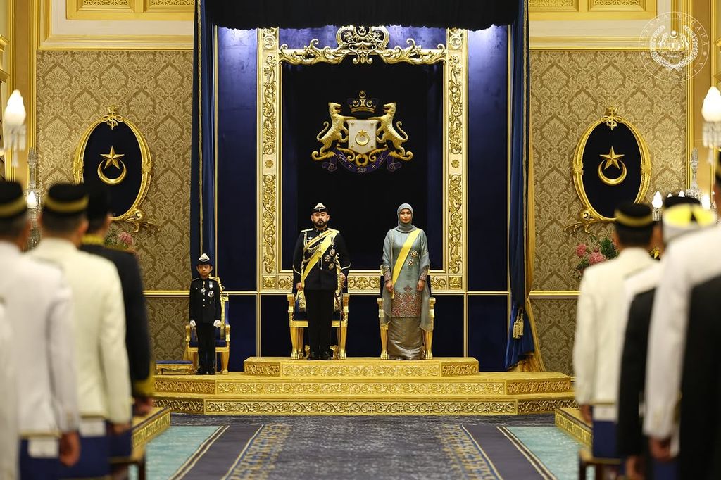 El príncipe heredero y la princesa de Johor con su hijo mayor, el 20 de mayo de 2026 en el Gran Palacio de Johor 