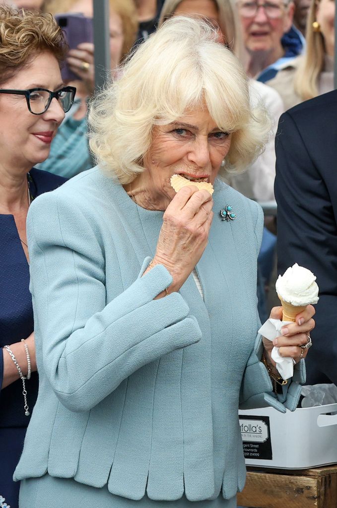 La reina Camilla saborea un helado de nata
