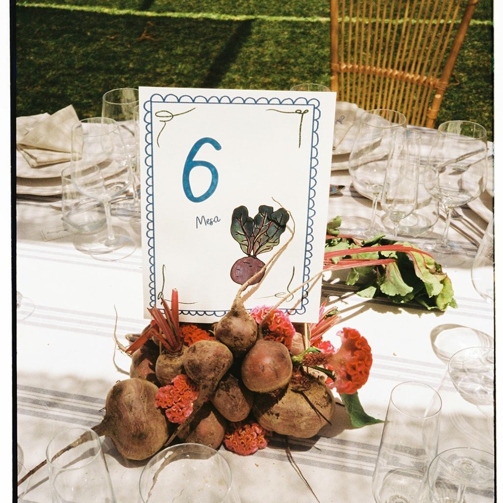Decoración de mesas de boda con frutas y verduras remolacha