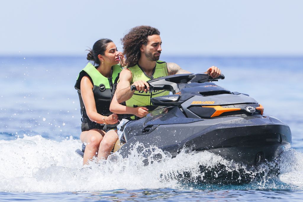 Marc Cucurella y su novia, Claudia Rodrí­guez, de vacaciones en Ibiza el 17 de julio de 2024