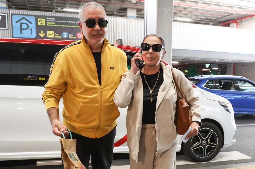 Agustín e Isabel Pantoja llegando al aeropuerto