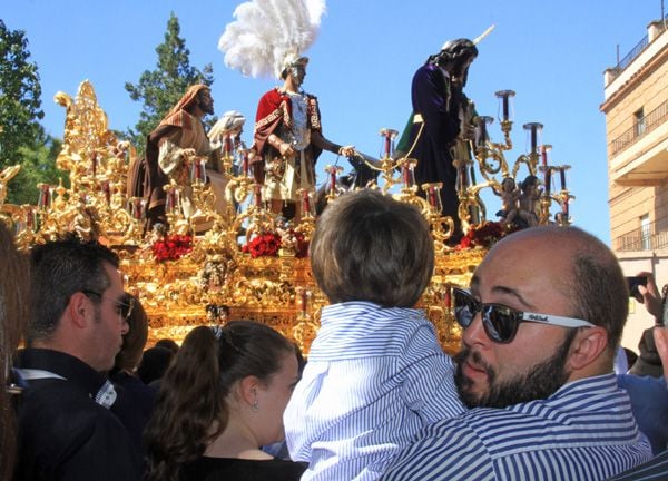 Kiko Rivera con su hijo Francisco en brazos presenciando la procesión de San Gonzalo en Sevilla.
