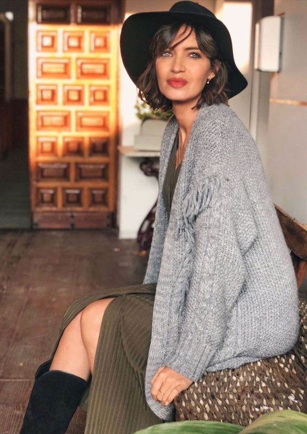 Sara Carbonero con chaqueta y vestido de punto