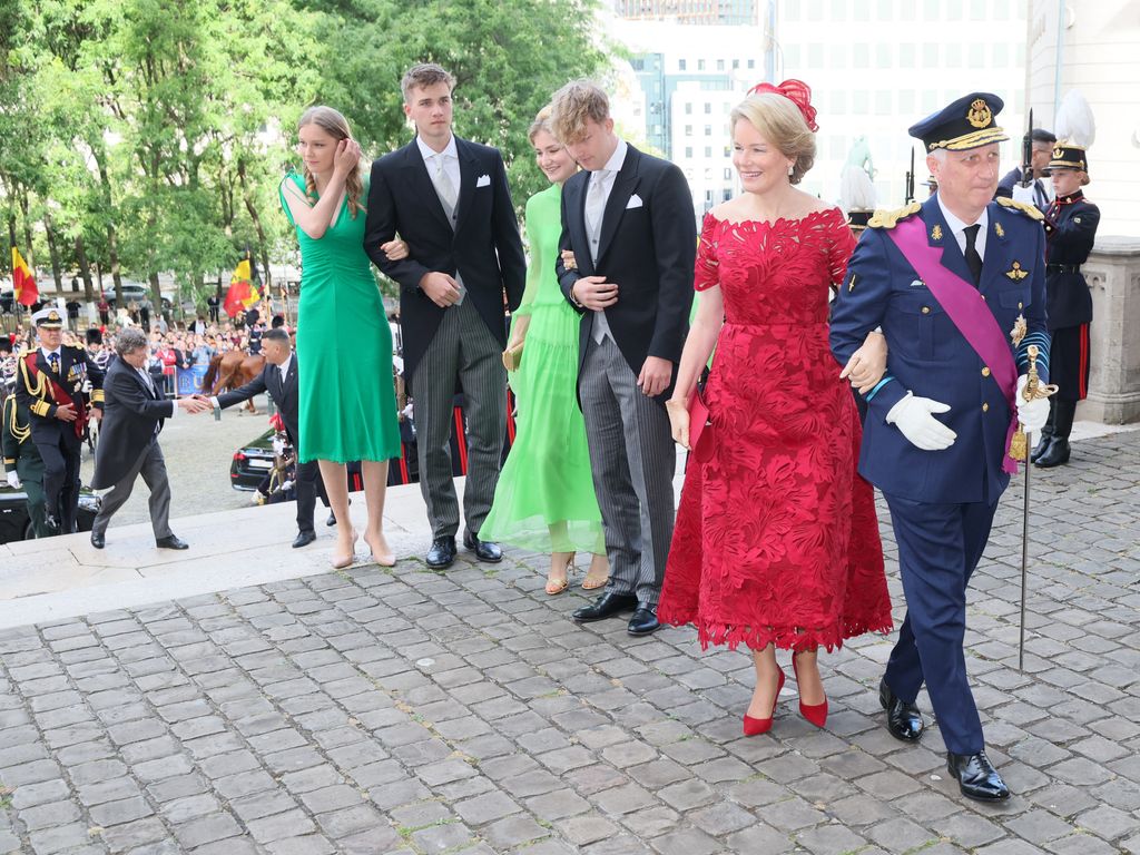 Felipe y Matilde de Bélgica con sus hijos los príncipes Elisabeth, Gabriel, Emmanuel y Eleonore en el Día Nacional 
