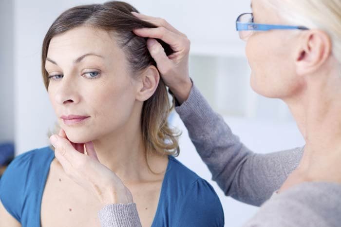 mujer en la consulta del dermatólogo