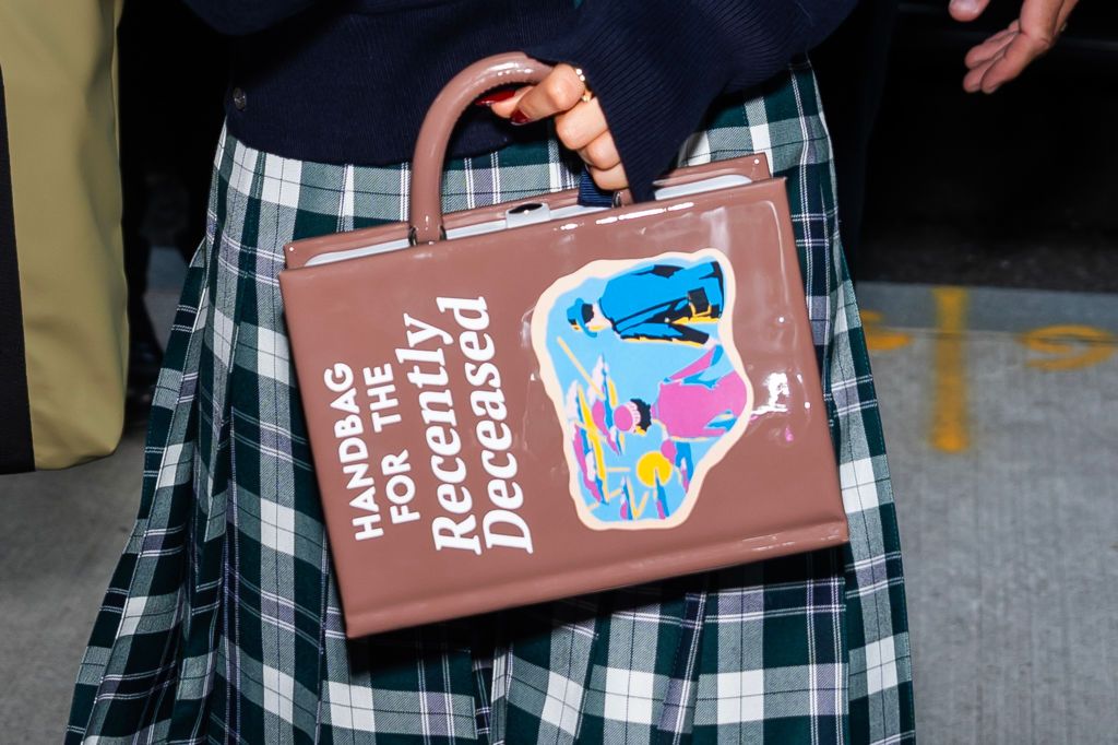 Los accesorios también están llenos de referencias a la película original. 