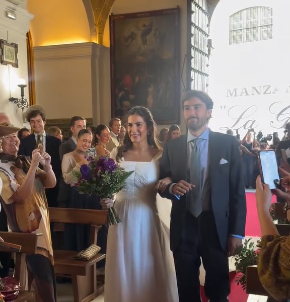 Blanca, emocionada, entra en la iglesia del brazo del padrino