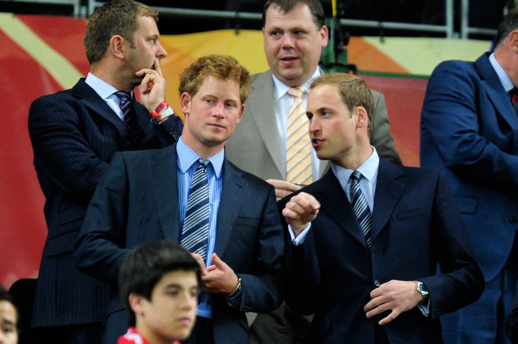 El príncipe Harry con su hermano, el príncipe William, en el Mundial Sudáfrica 2010, en el partido entre Inglaterra y Argelia en la Fase de Grupos, el 18 de junio de 2010 en Cape Town.  