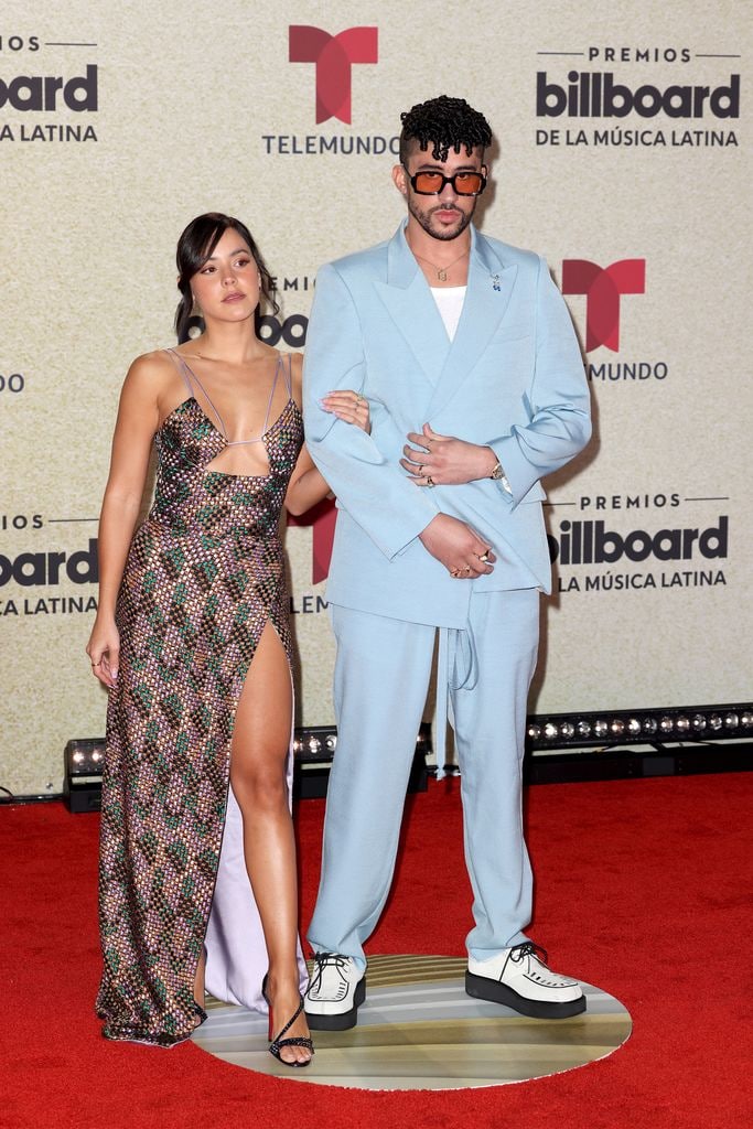 Gabriela y Bad Bunny, en su primer posado como pareja en los Premios Billboard de la Música Latina, celebrados en Coral Gables, Florida, en 2021