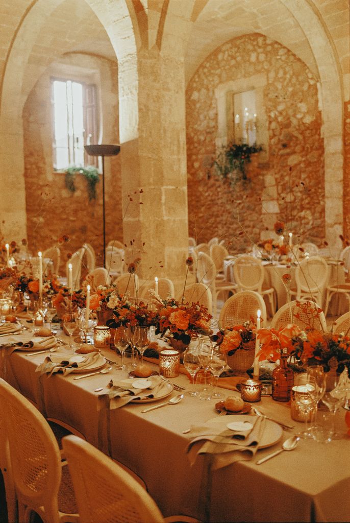 Decoración de boda de una novia con vestido de Navascués