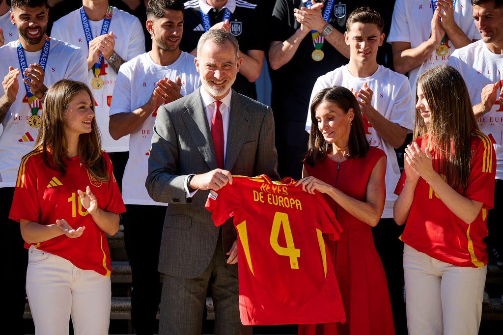 Los reyes Felipe y Letizia junto a la princesa Leonor y la infanta Sofía y la selección española de fútbol
