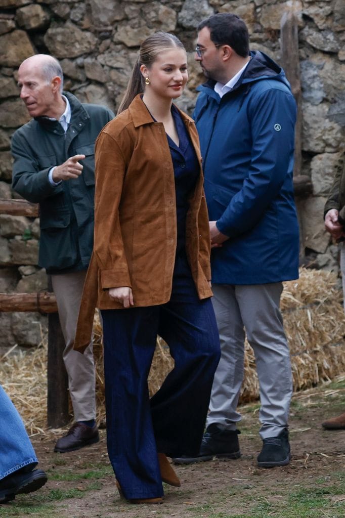 La familia real española en su visita a Valdesoto, premio Pueblo Ejemplar 2025.