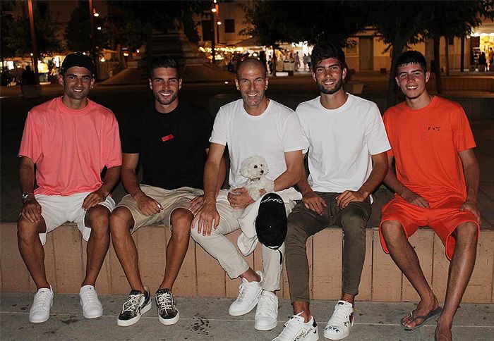 zidane con sus hijos theo, luca, enzo y elyaz
