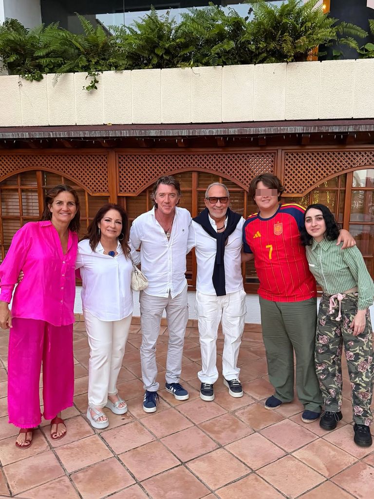 Colate y Samantha Vallejo-Nágera ejercieron de anfitriones de Gloria Estefan, Emilio Estefan y su hija Emily durante unos días de vacaciones en Tenerife